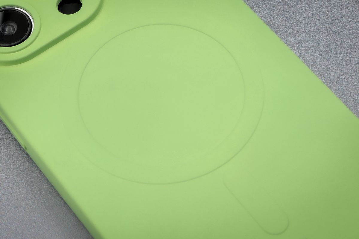 Prim-plan pe inelul magnetic din husa Bizon Case Silicone Magnetic