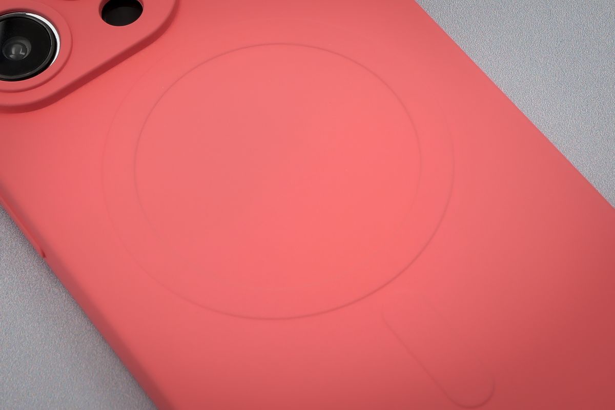 Prim-plan pe inelul magnetic din husă Bizon Case Silicone Magnetic