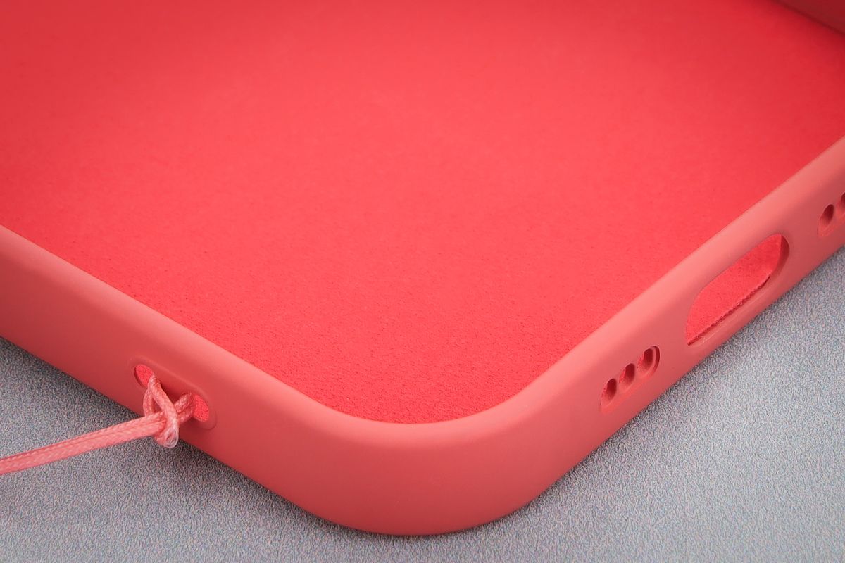 Prim-plan pe căptușeala din microfibră a huselor Bizon Case Silicone Magnetic