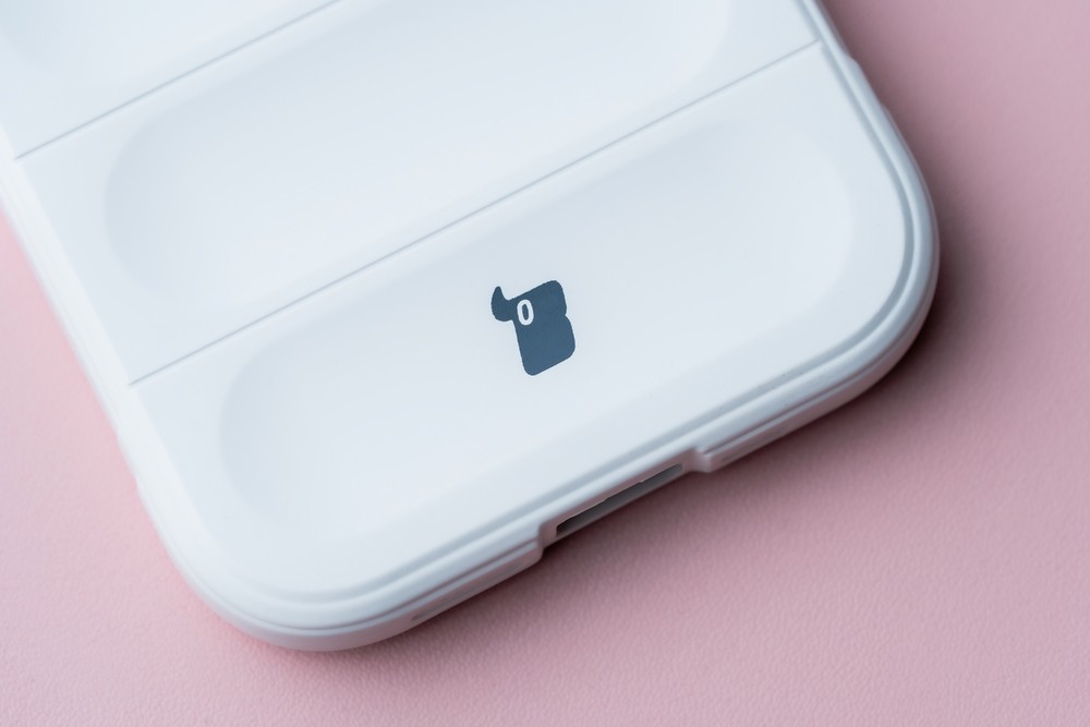Prim-plan pe decupajele precise ale husei Bizon Case Tur