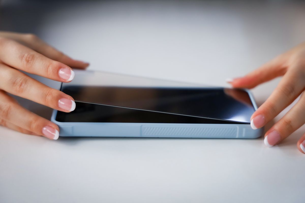 Nakładanie szkła Bizon Glass Edge 3D na ekran