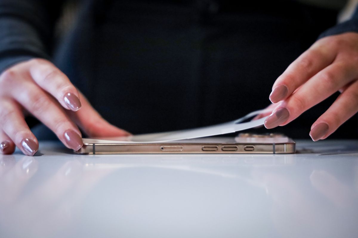 Sposób aplikacji folii hydrożelowej na tył telefonu Bizon Glass Hydrogel Back