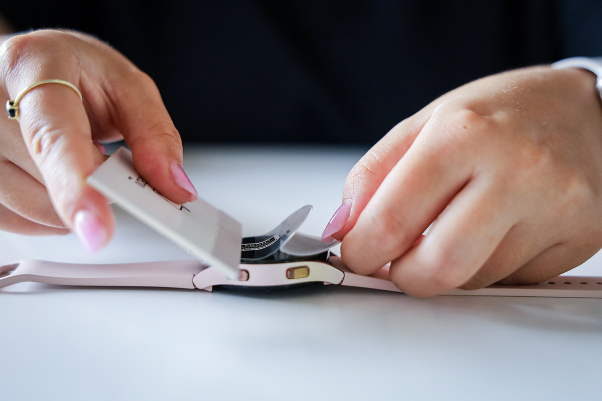 Montage der Hydrogelfolie auf dem Gerät