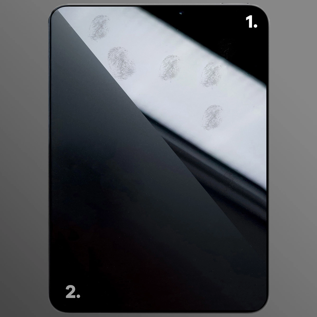 Porównanie szkła Tab Hybrid Shadow z alternatywnym szkłem, które nie ma powłoki oleofobowej i matowej