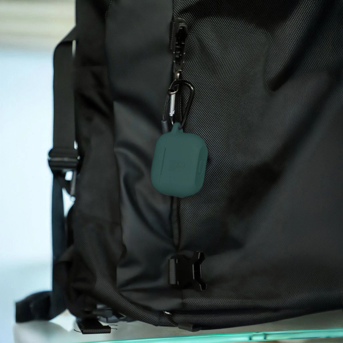 Built-in carabiner for the Bizon Case Headphone Silicone for Airpods 4