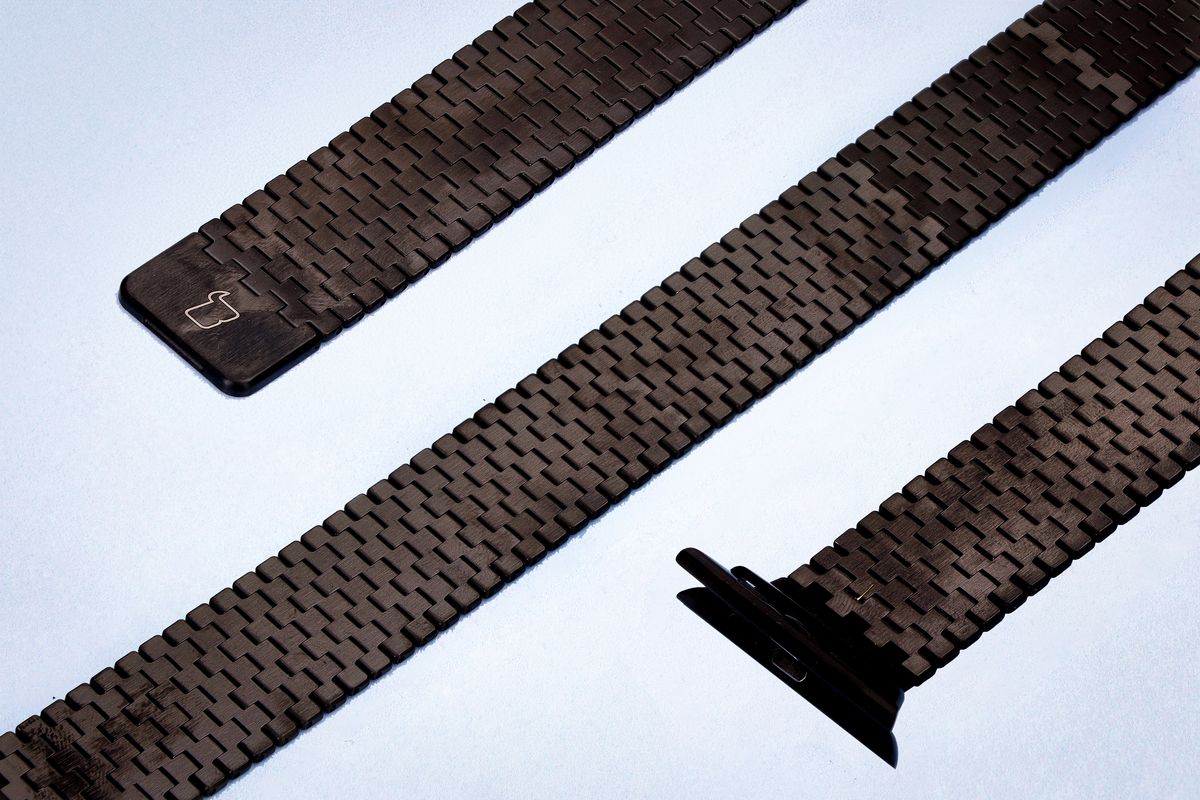 Prim-plan al materialului brățării Bizon Strap Watch Titanium