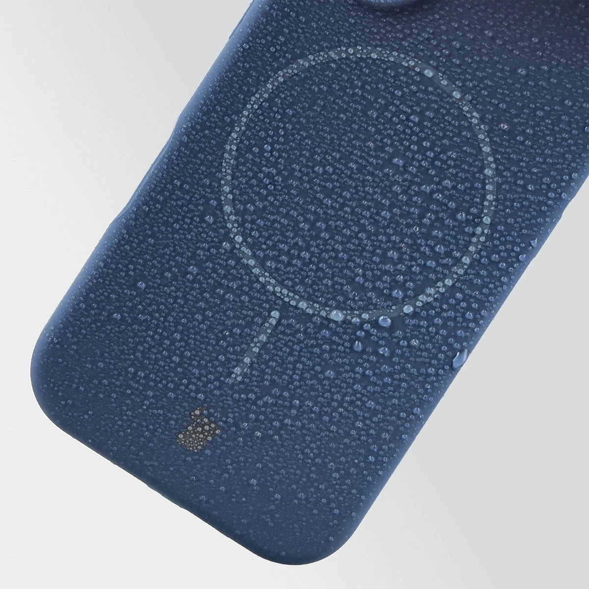 Zbliżenie na materiał Bizon Soft Case Magnetic do Apple iPhone 14 Pro Max