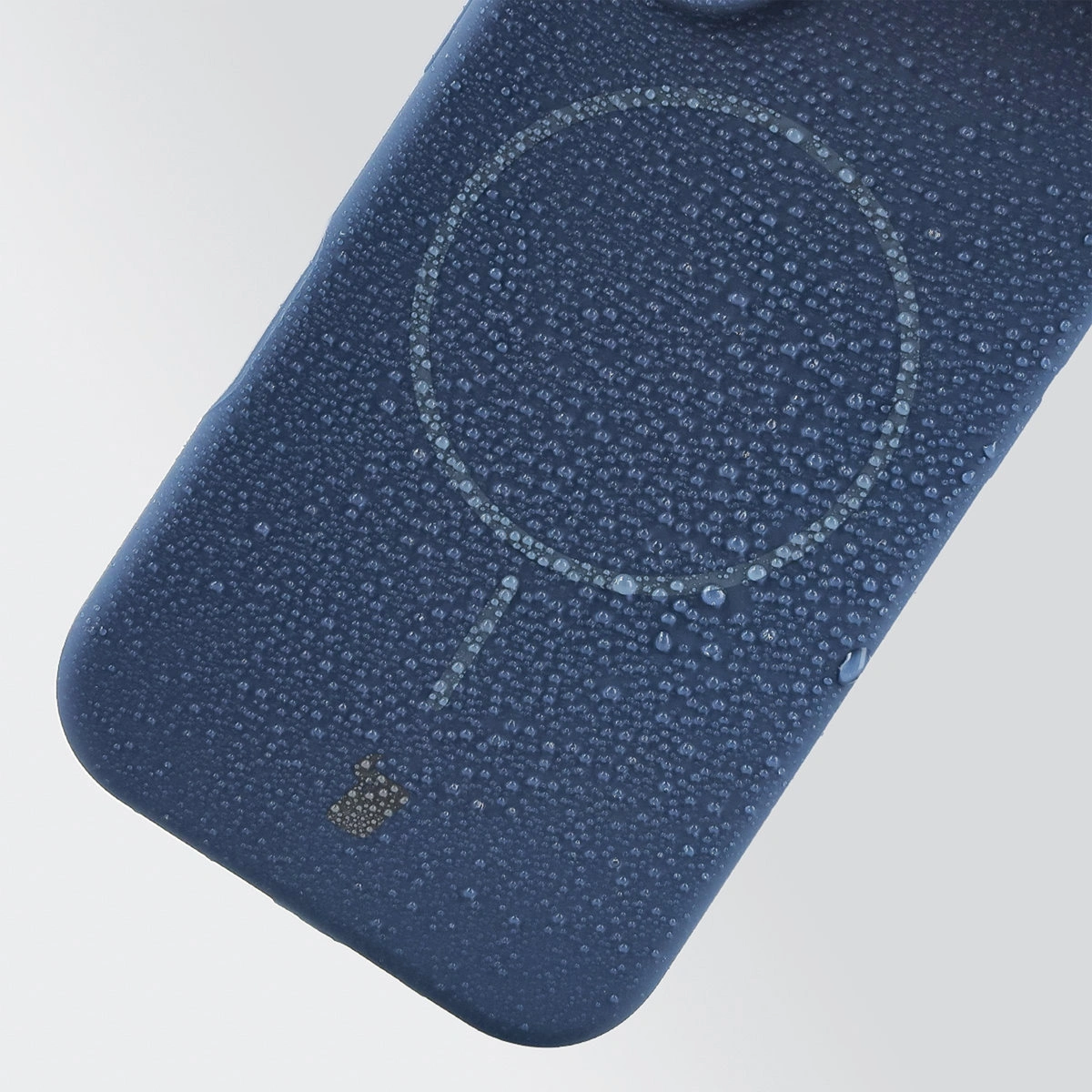 Zbliżenie na materiał Bizon Soft Case Magnetic do Apple iPhone 15