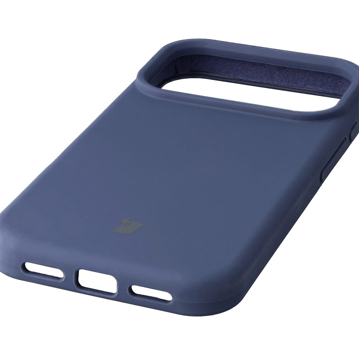 Zbliżenie na precyzyjne wycięcia i możliwość ładowania indukcyjnego w etui Bizon Soft Case do Apple iPhone 17 Pro