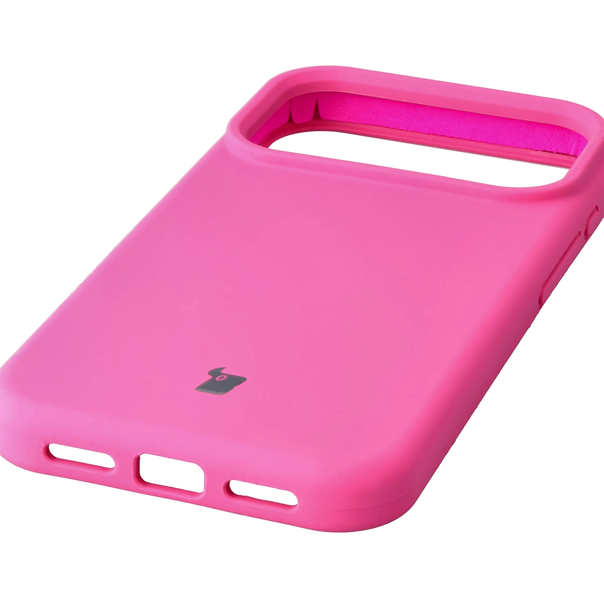 Zbliżenie na precyzyjne wycięcia i możliwość ładowania indukcyjnego w etui Bizon Soft Case