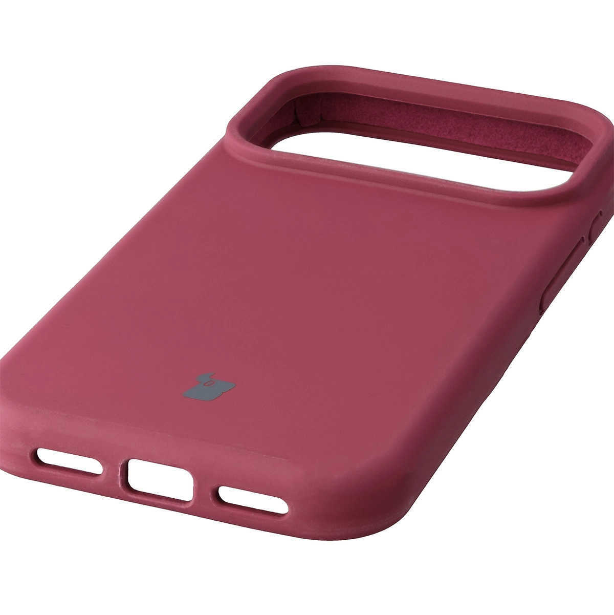 Zbliżenie na precyzyjne wycięcia i możliwość ładowania indukcyjnego w etui Bizon Soft Case do Apple iPhone 17 Pro