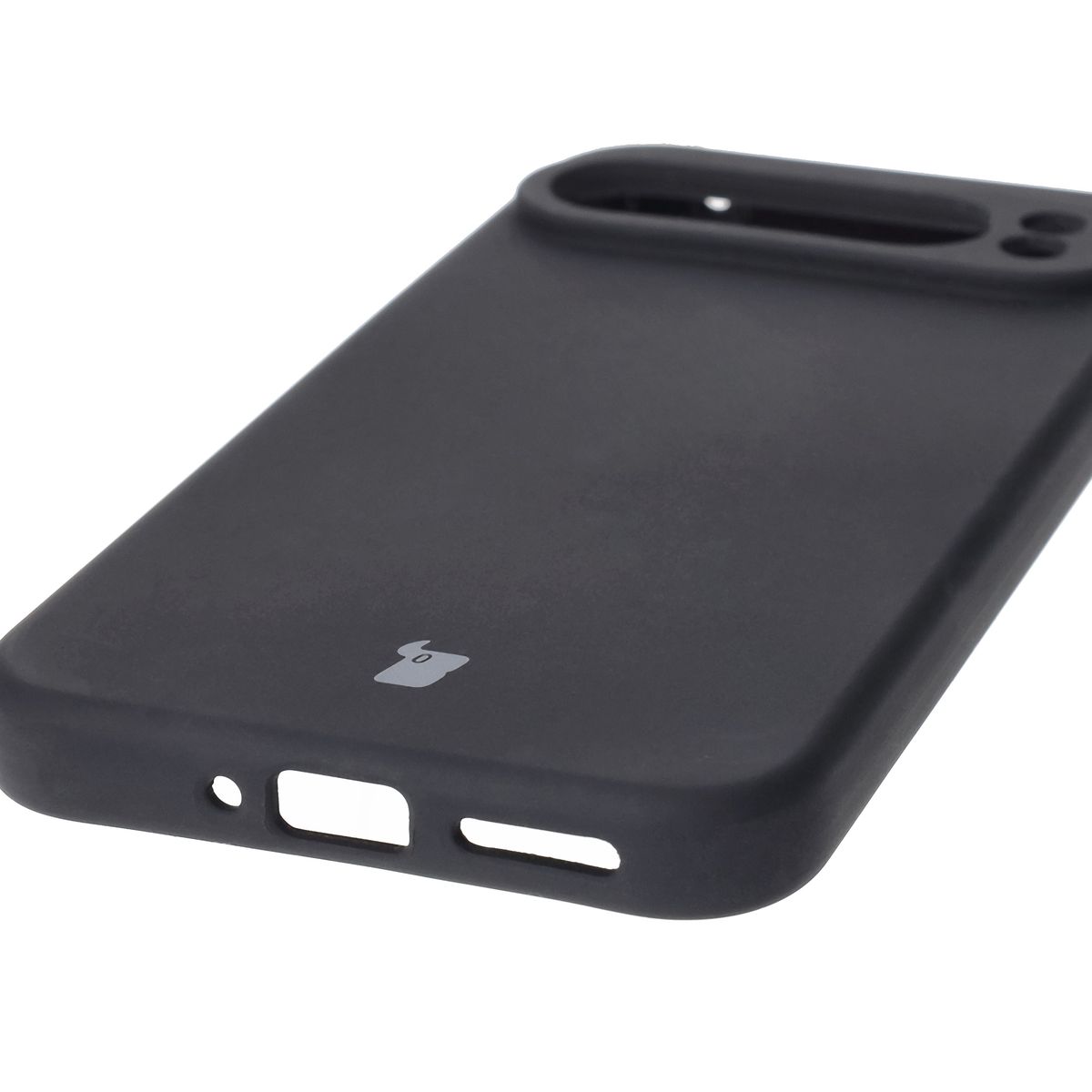 Prim-plan pe decupajele precise și posibilitatea de încărcare inductivă în husa Bizon Soft Case