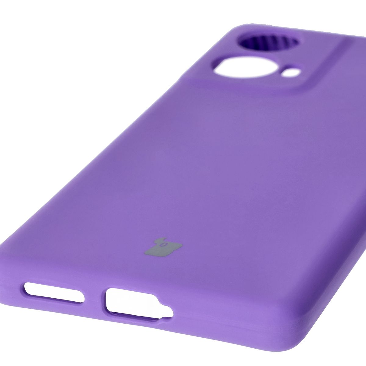 Prim-plan pe decupajele precise și posibilitatea de încărcare wireless în husa Bizon Soft Case
