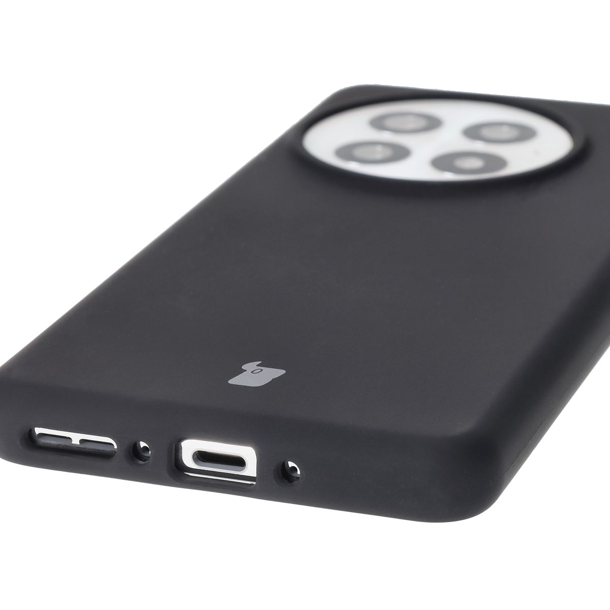 Prim-plan pe decupajele precise și posibilitatea de încărcare wireless în husa Bizon Soft Case