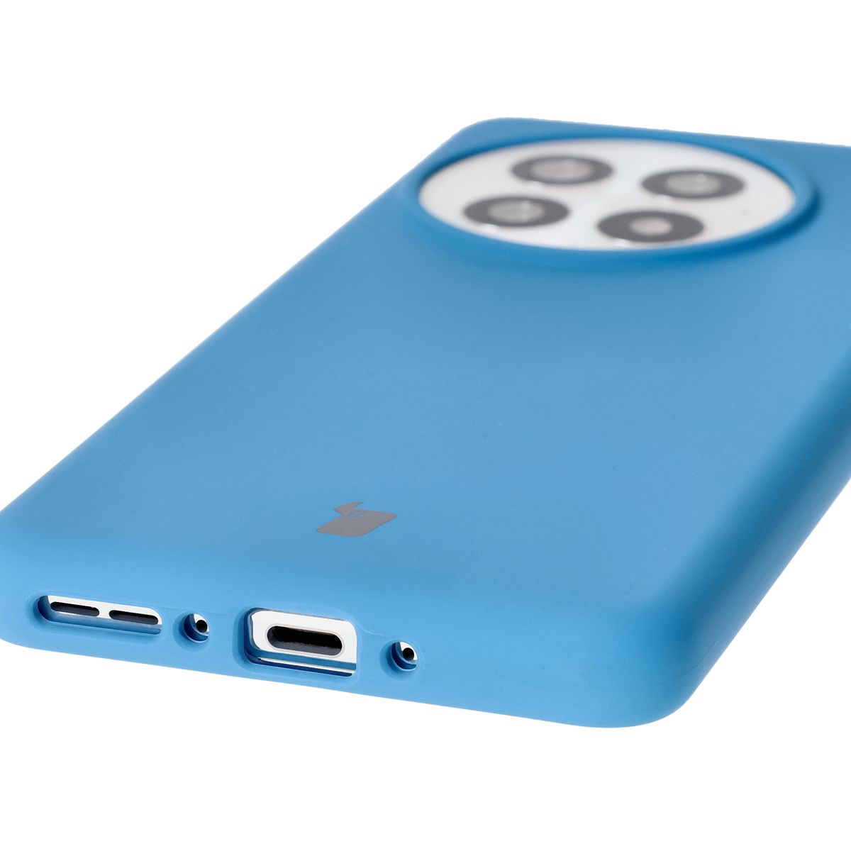 Prim-plan al decupajelor precise și posibilitatea de încărcare wireless în husa Bizon Soft Case