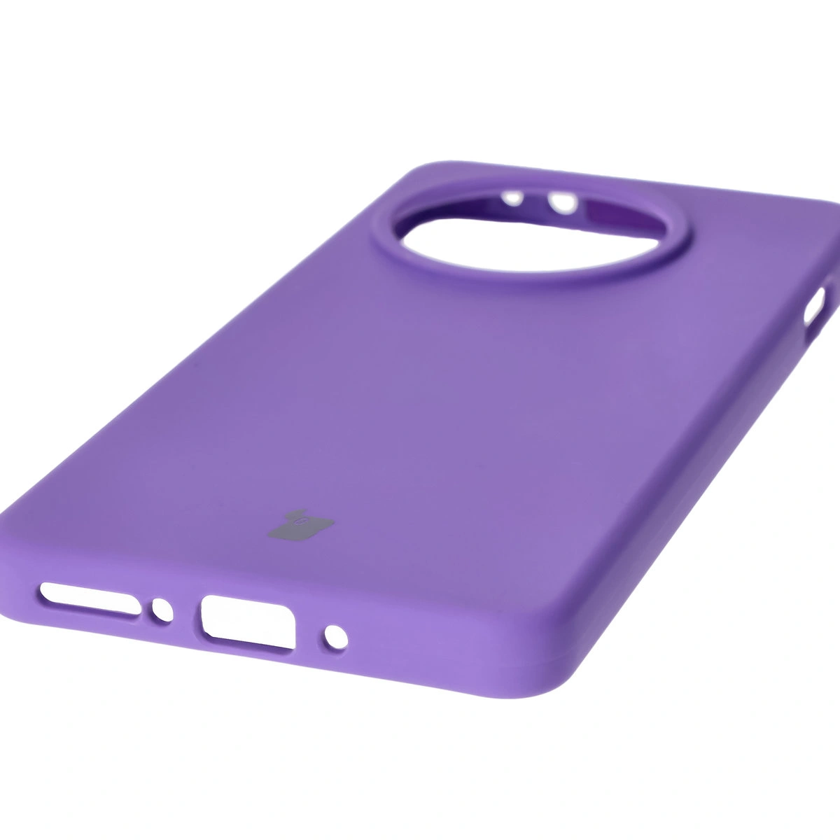 Prim-plan pe decupajele precise și posibilitatea de încărcare inductivă în husa Bizon Soft Case pentru OnePlus 13R