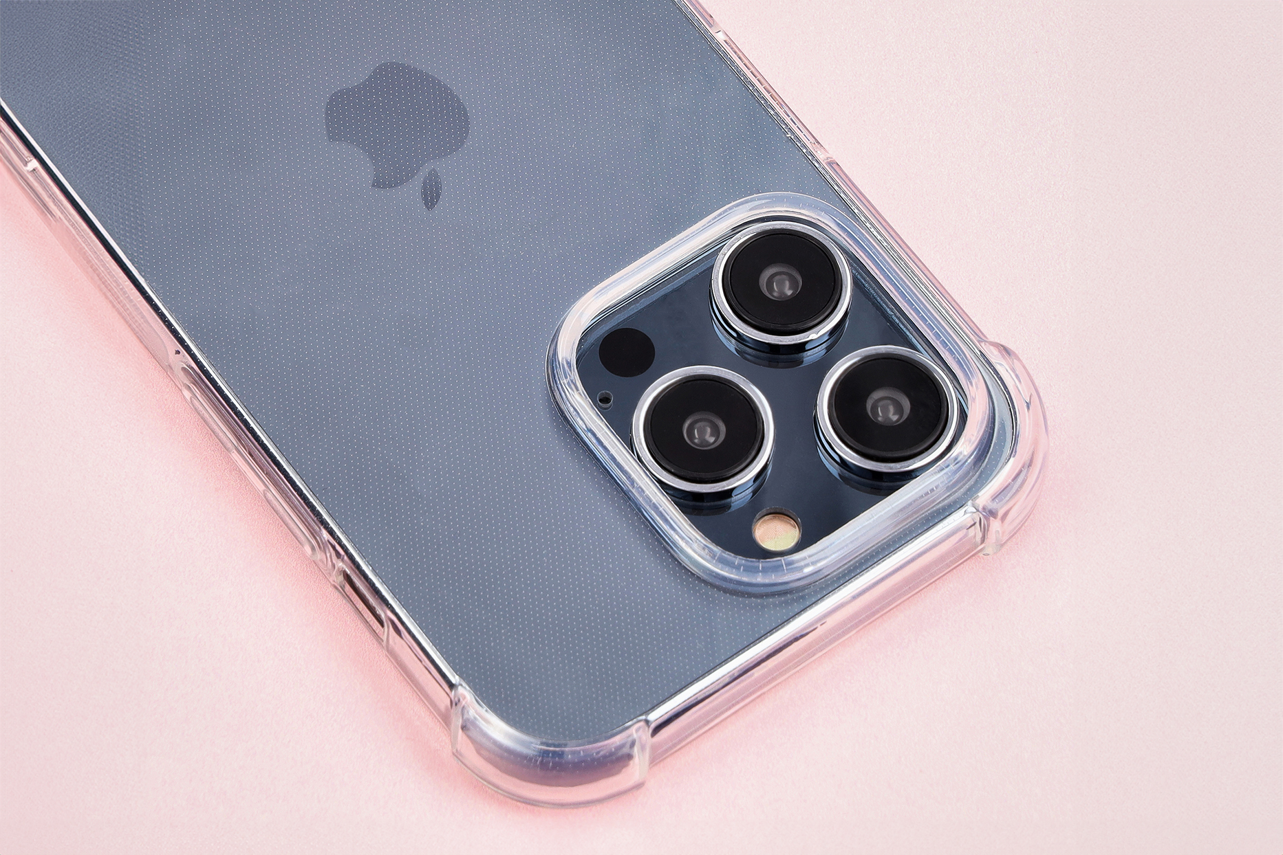 Dedicated cutouts and raised camera edges in Bizon Case Salpa