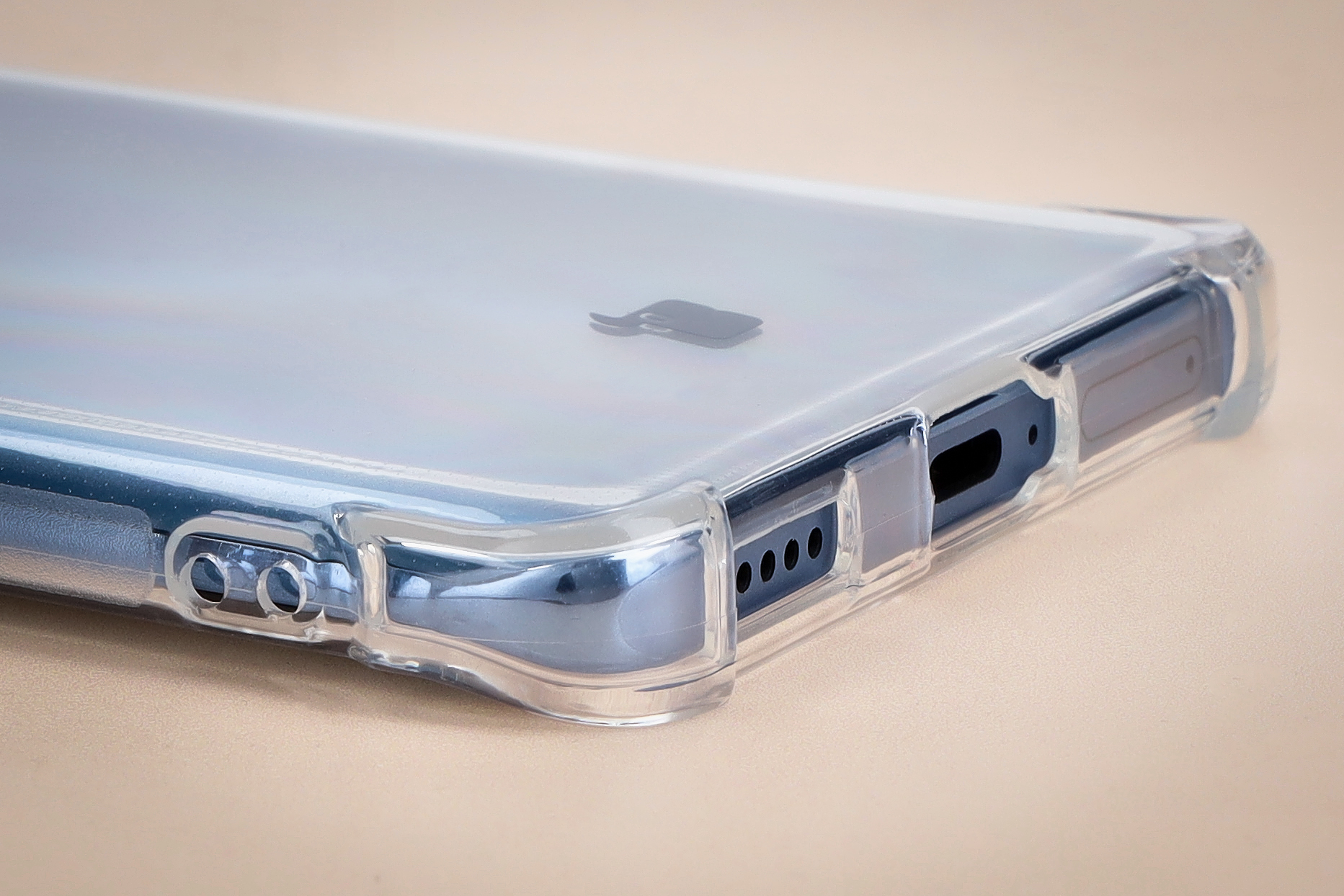 Precise cutouts and compatibility with wireless charging in Bizon Case Salpa