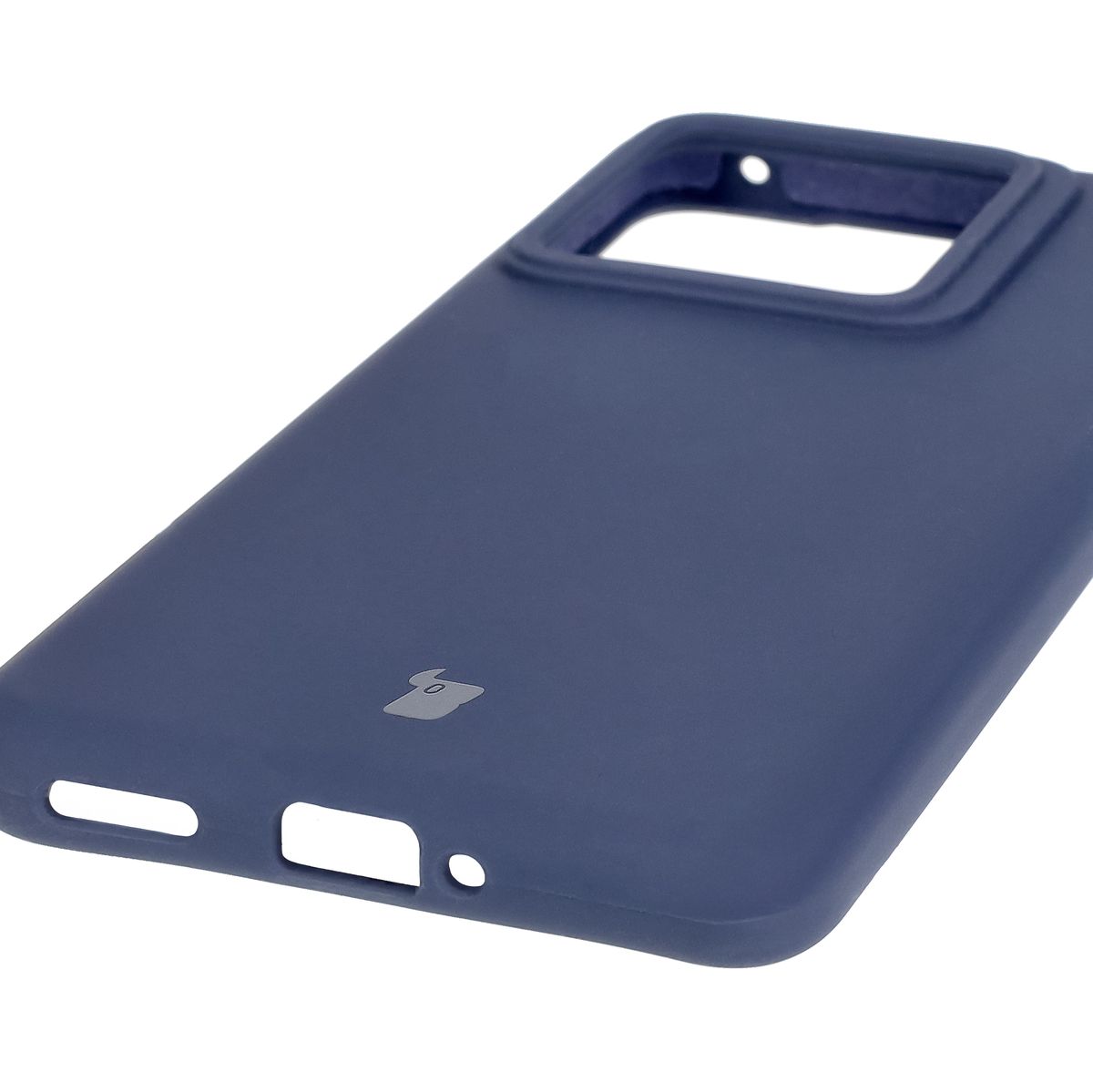 Prim-plan la decuparile precise și posibilitatea de încărcare wireless în husa Bizon Soft Case