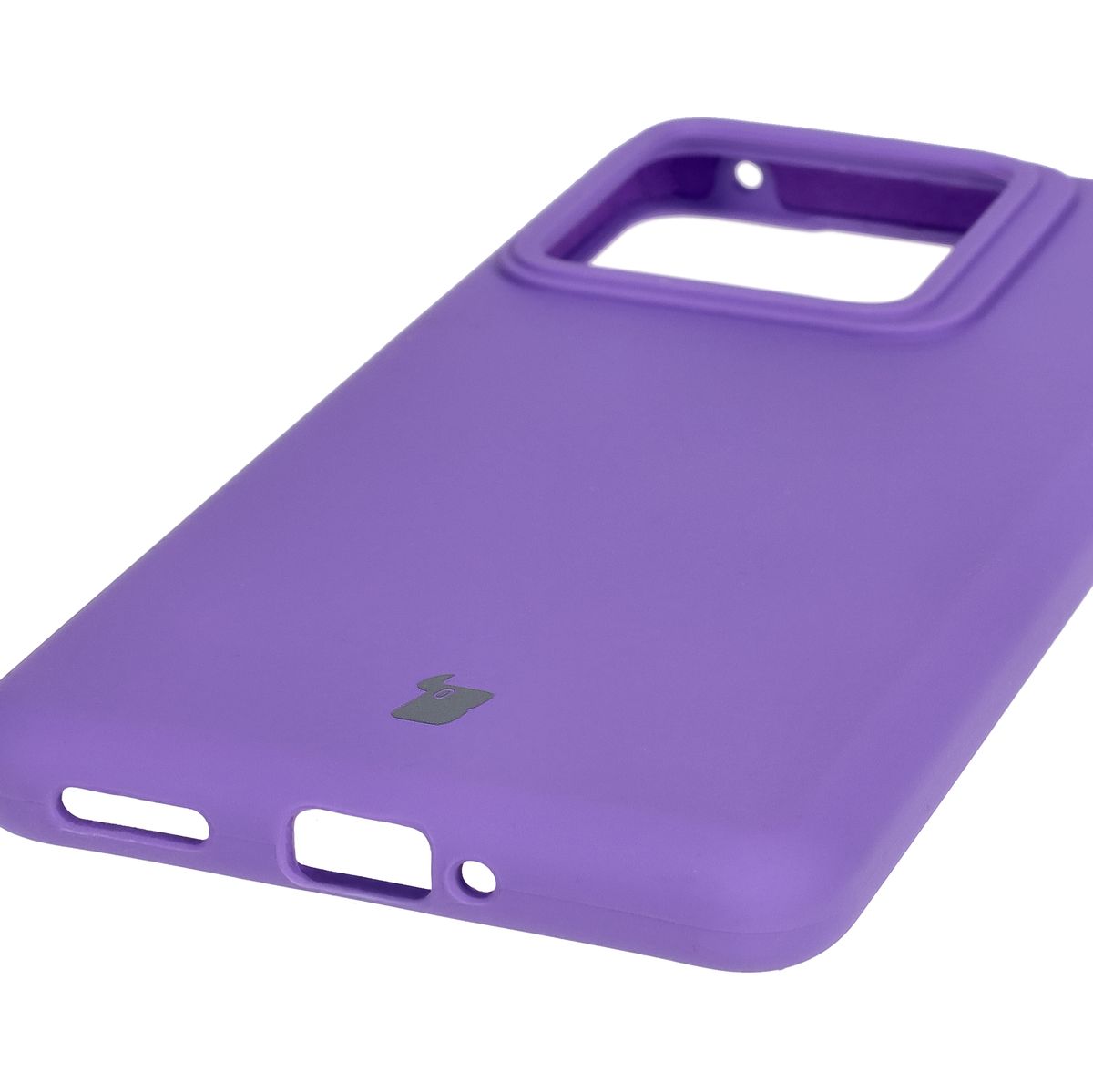 Prim-plan al decupajelor precise și posibilitatea de încărcare wireless în carcasa Bizon Soft Case