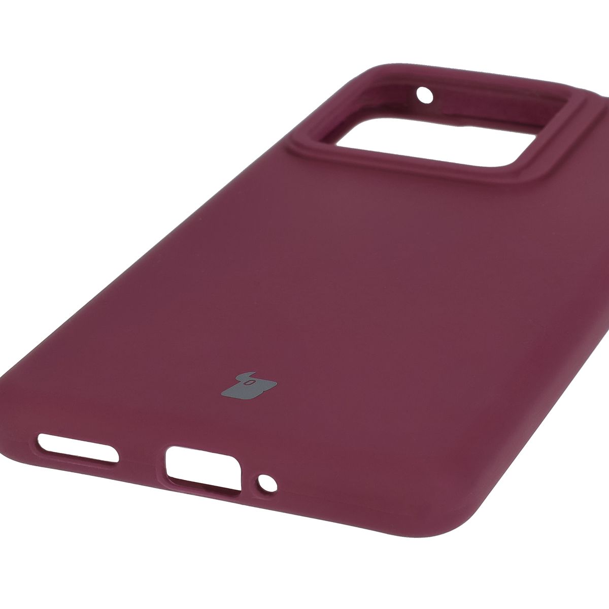 Prim-plan pe decupajele precise și posibilitatea de încărcare wireless în husa Bizon Soft Case