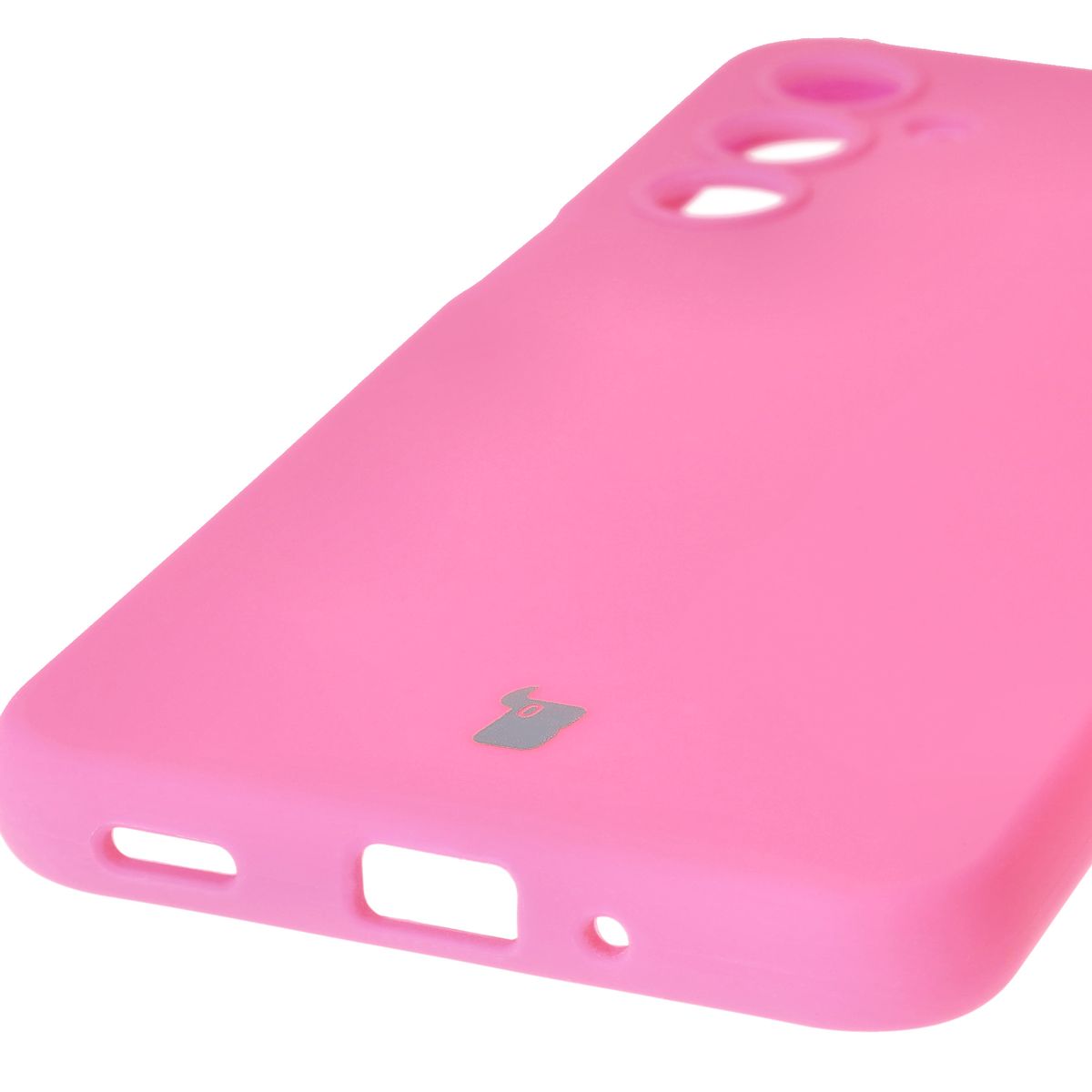Prim-plan pe decupajele precise și posibilitatea de încărcare wireless în husa Bizon Soft Case