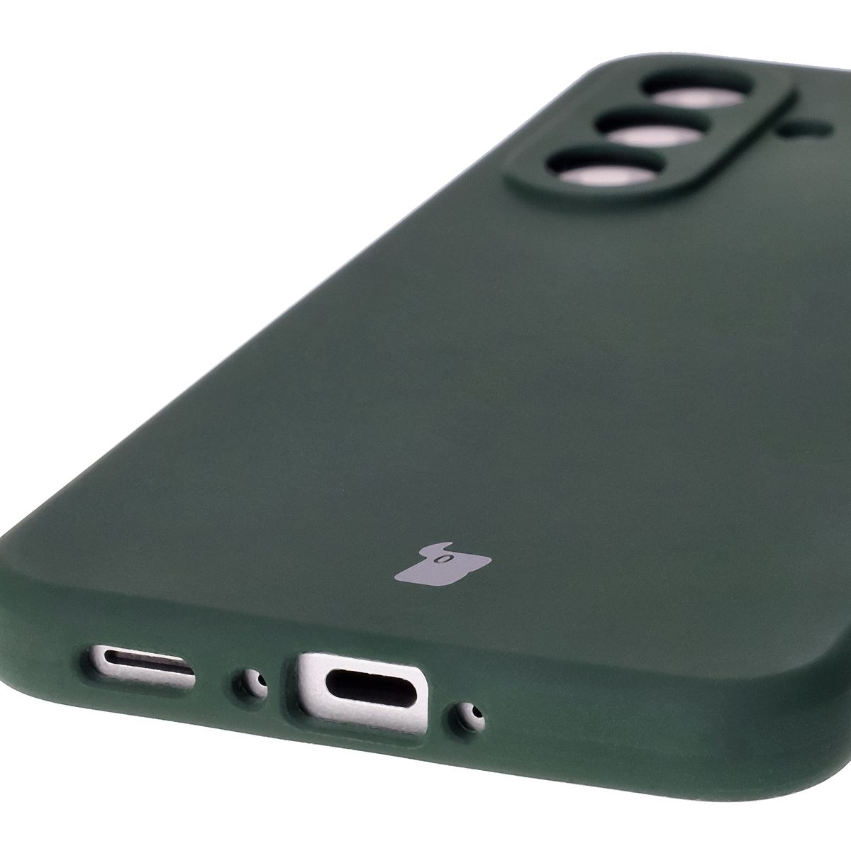 Prim-plan pe decupajele precise și posibilitatea de încărcare wireless în husa Bizon Soft Case