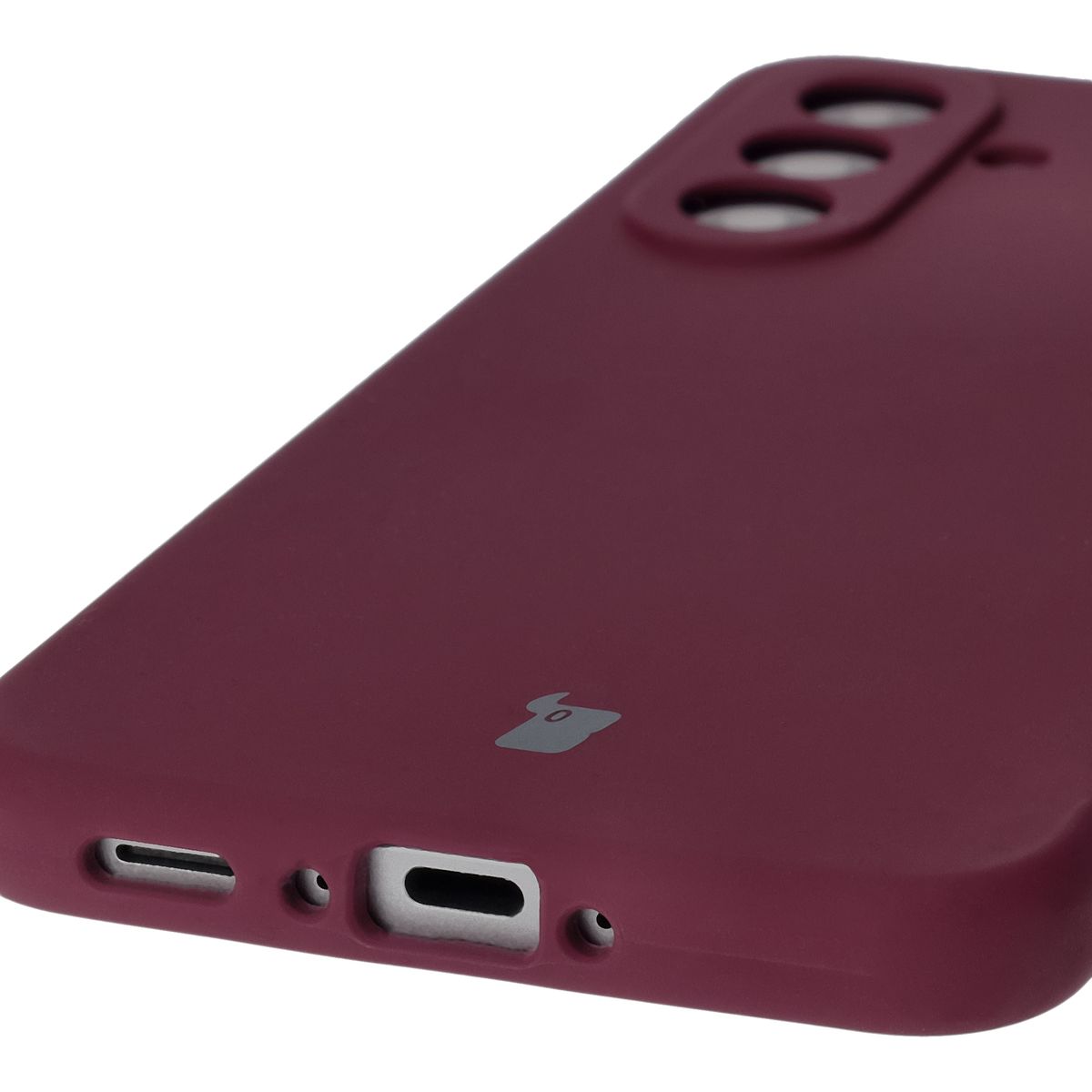 Prim-plan pe decupajele precise și posibilitatea de încărcare wireless în husa Bizon Soft Case