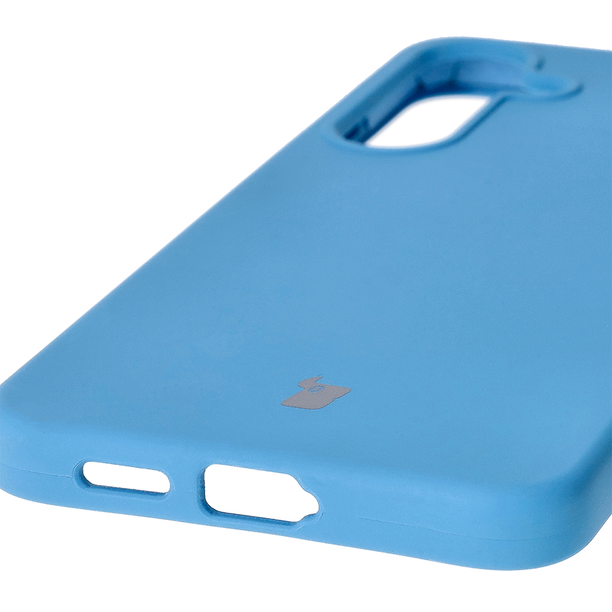 Prim-plan pe decupajele precise și posibilitatea de încărcare wireless în husa Bizon Soft Case
