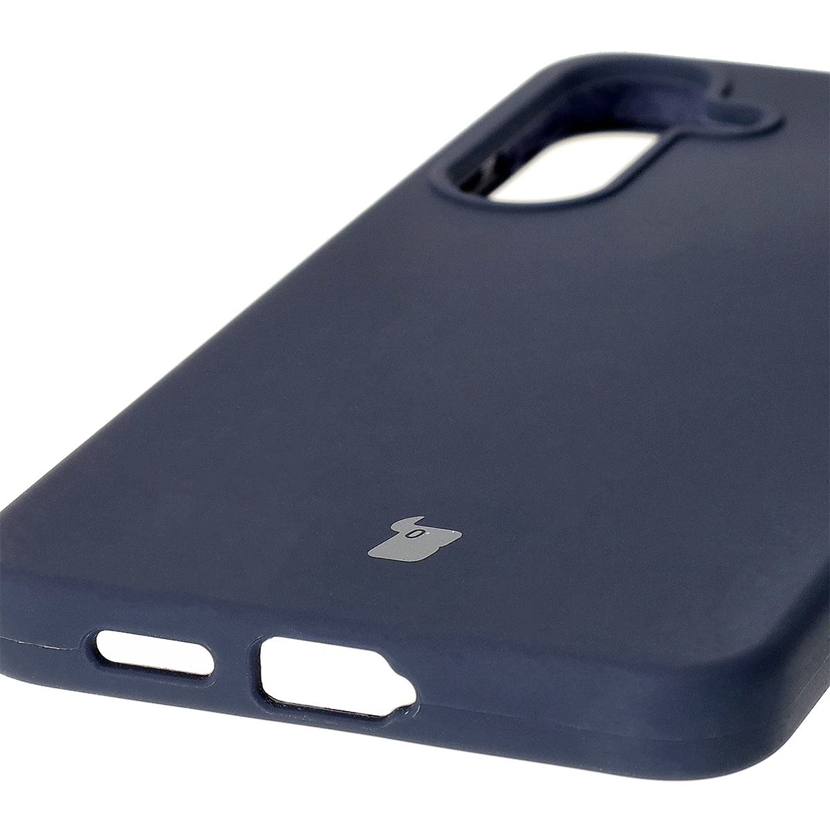 Nahaufnahme der präzisen Aussparungen und der Möglichkeit des induktiven Ladens in der Bizon Soft Case-Hülle