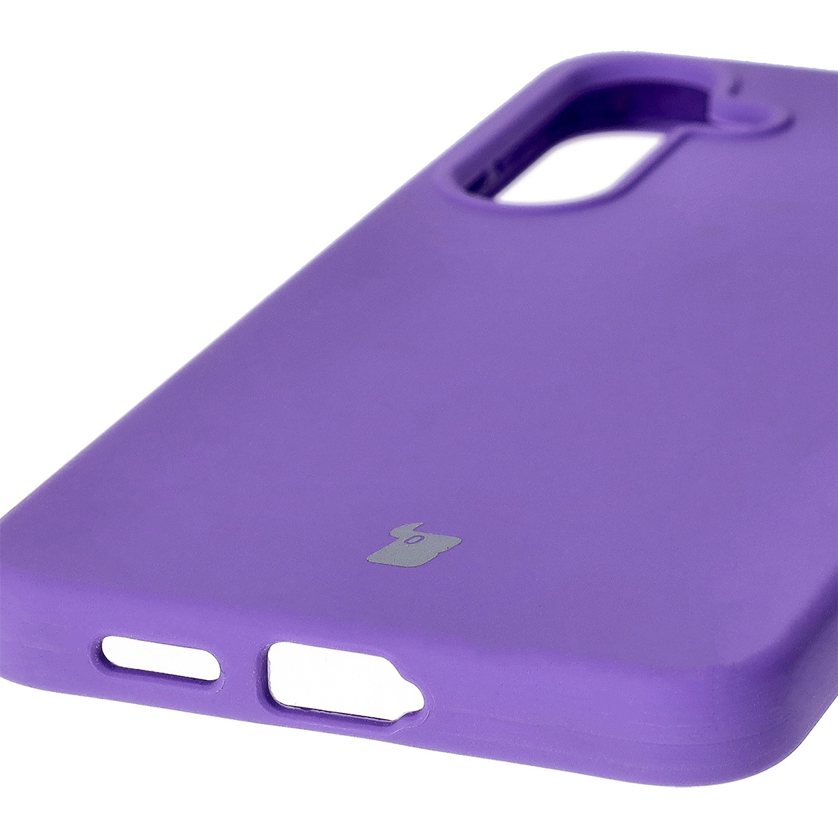 Prim-plan pe decupajele precise și posibilitatea de încărcare wireless în carcasa Bizon Soft Case