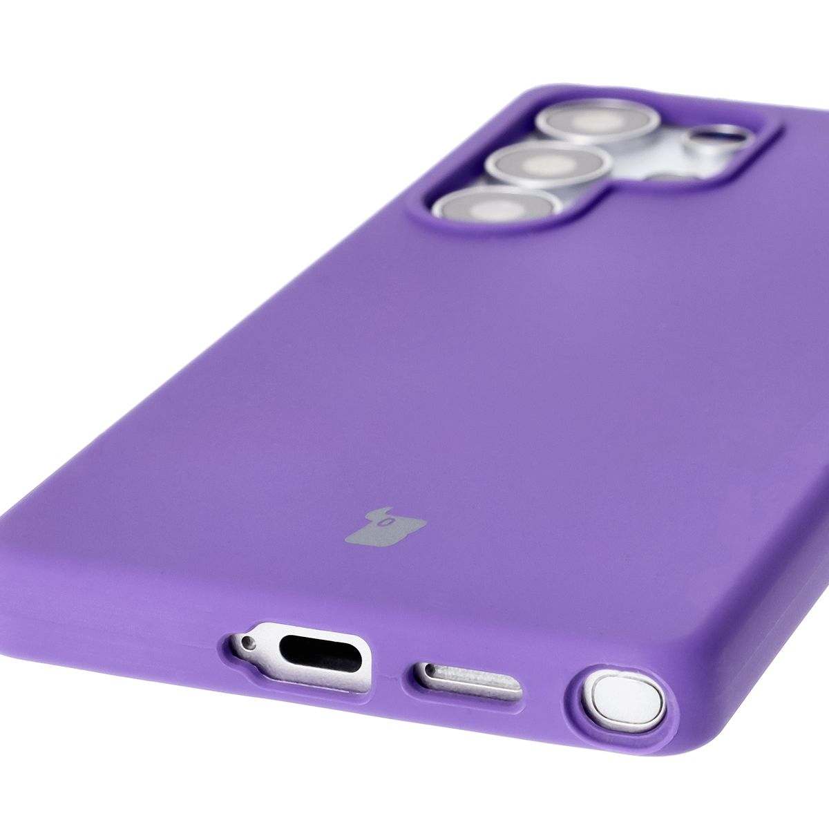 Prim-plan al decupajelor precise și posibilitatea de încărcare wireless în husa Bizon Soft Case