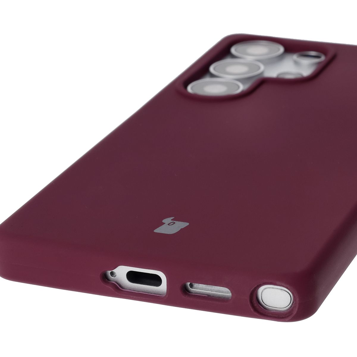Prim-plan pe decupaje precise și posibilitatea de încărcare wireless în carcasa Bizon Soft Case