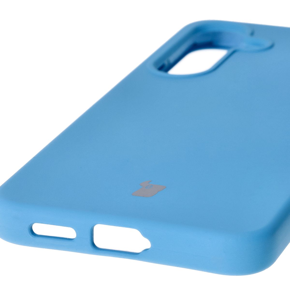 Prim-plan pe decupajele precise și posibilitatea de încărcare wireless în carcasa Bizon Soft Case