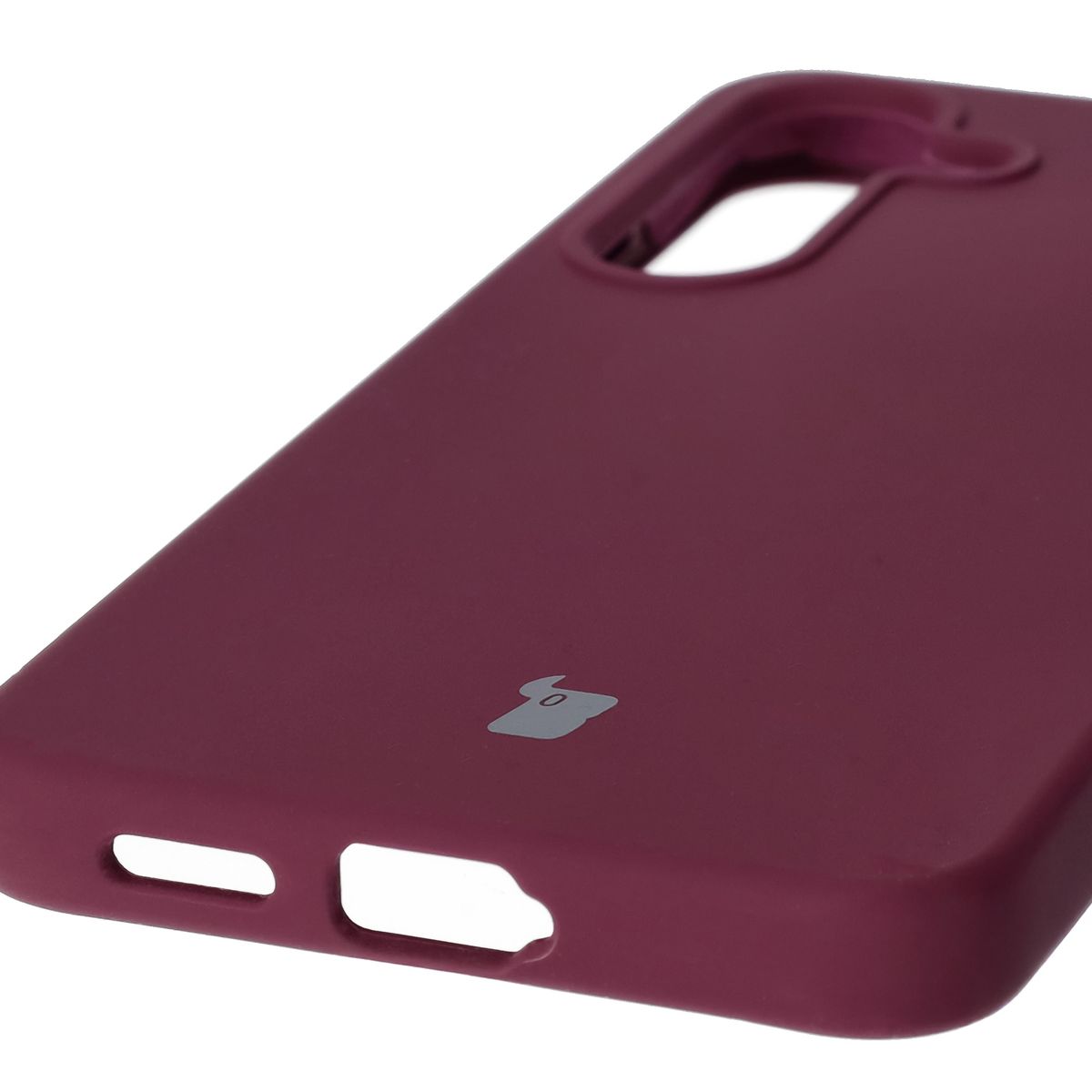 Prim-plan pe decupajele precise și posibilitatea de încărcare wireless în husa Bizon Soft Case