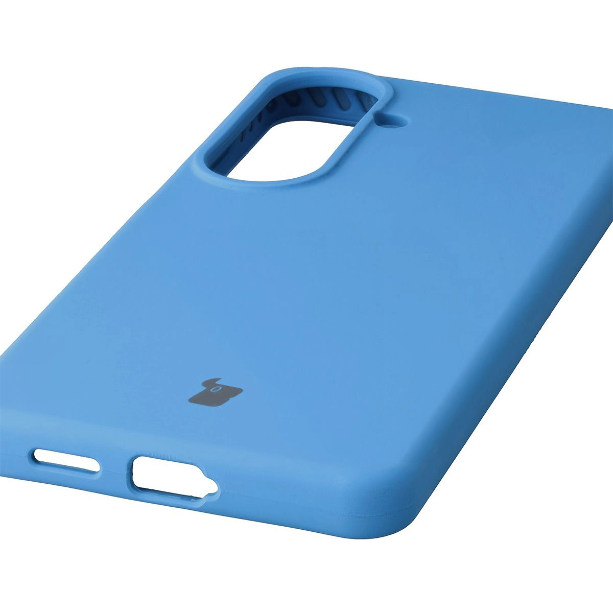 Prim-plan pe decupaje precise și posibilitatea de încărcare wireless în husa Bizon Soft Case pentru Samsung Galaxy S26