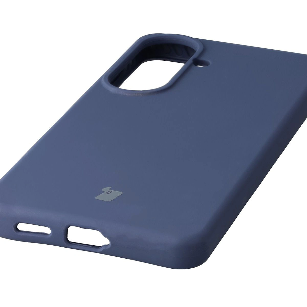Prim-plan pe decupajele precise și posibilitatea de încărcare wireless în husa Bizon Soft Case pentru Samsung Galaxy S26