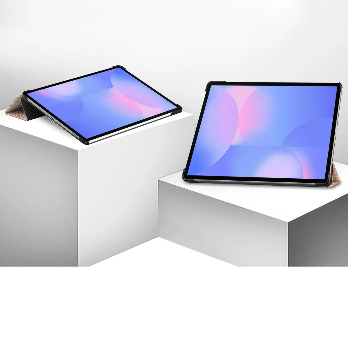 Das Klappetui Bizon Case Tab Croc auf Ständern in zwei Winkeln für das Samsung Galaxy Tab S10 FE Plus