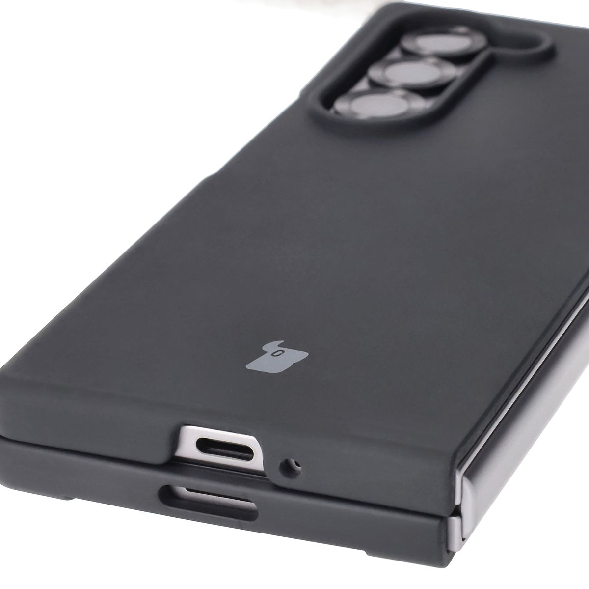 Prim-plan pe decupajele precise și posibilitatea de încărcare wireless în husa Bizon Soft Case