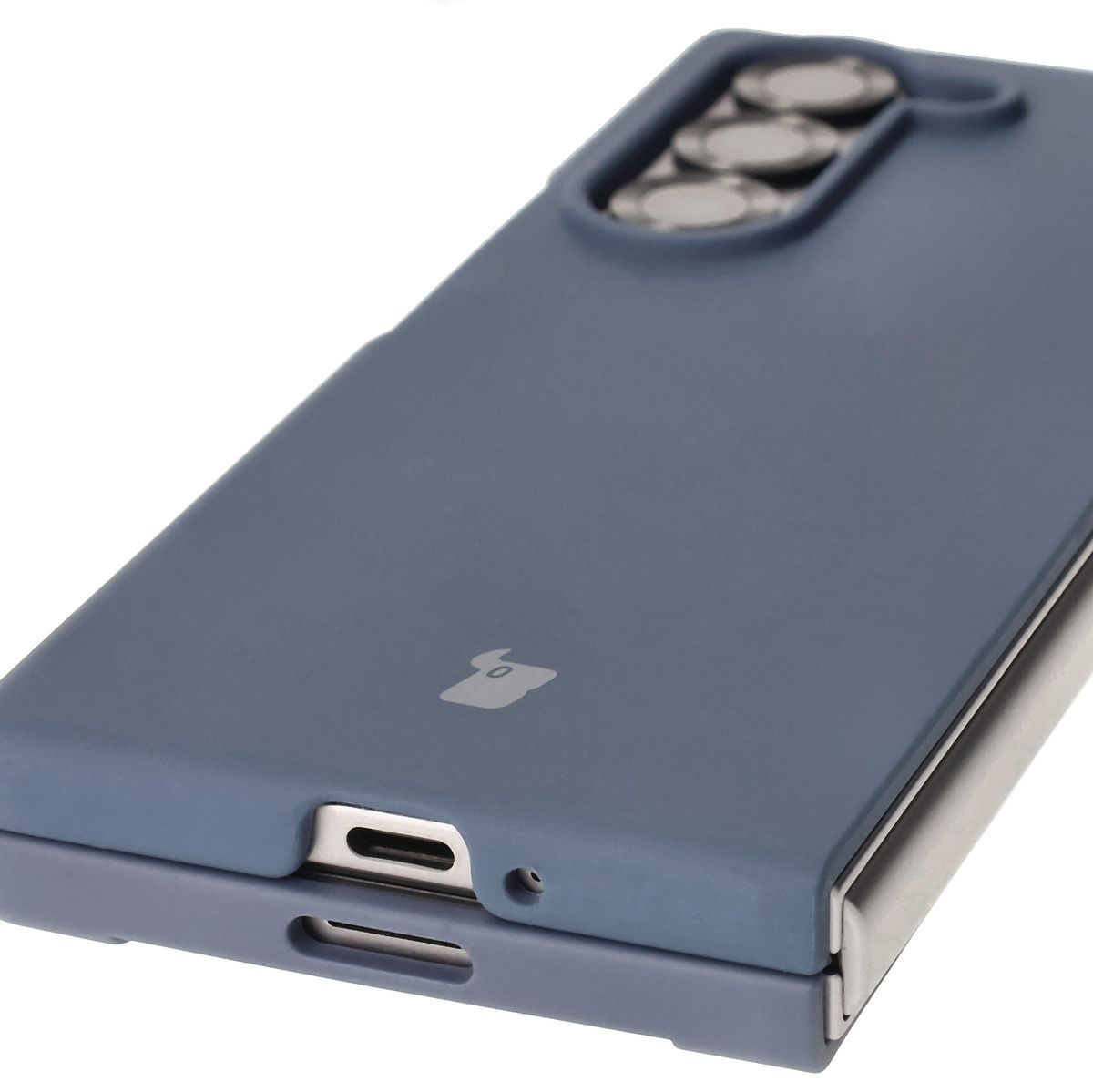 Prim-plan pe decupajele precise și posibilitatea de încărcare wireless în husa Bizon Soft Case