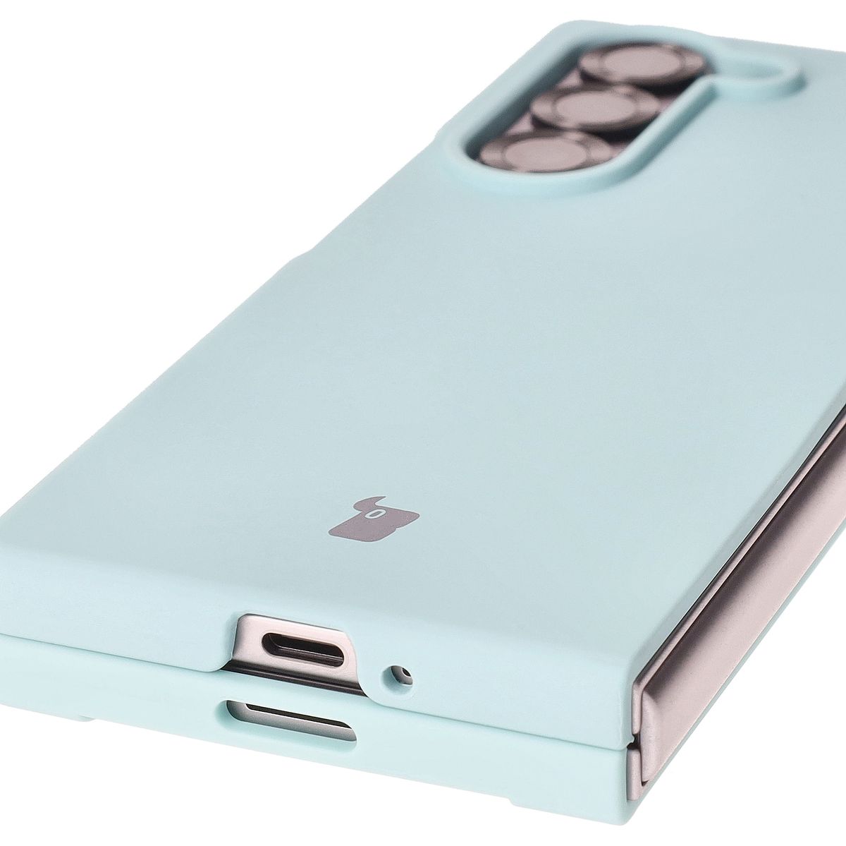 Prim-plan pe decupajele precise și posibilitatea de încărcare wireless în husa Bizon Soft Case