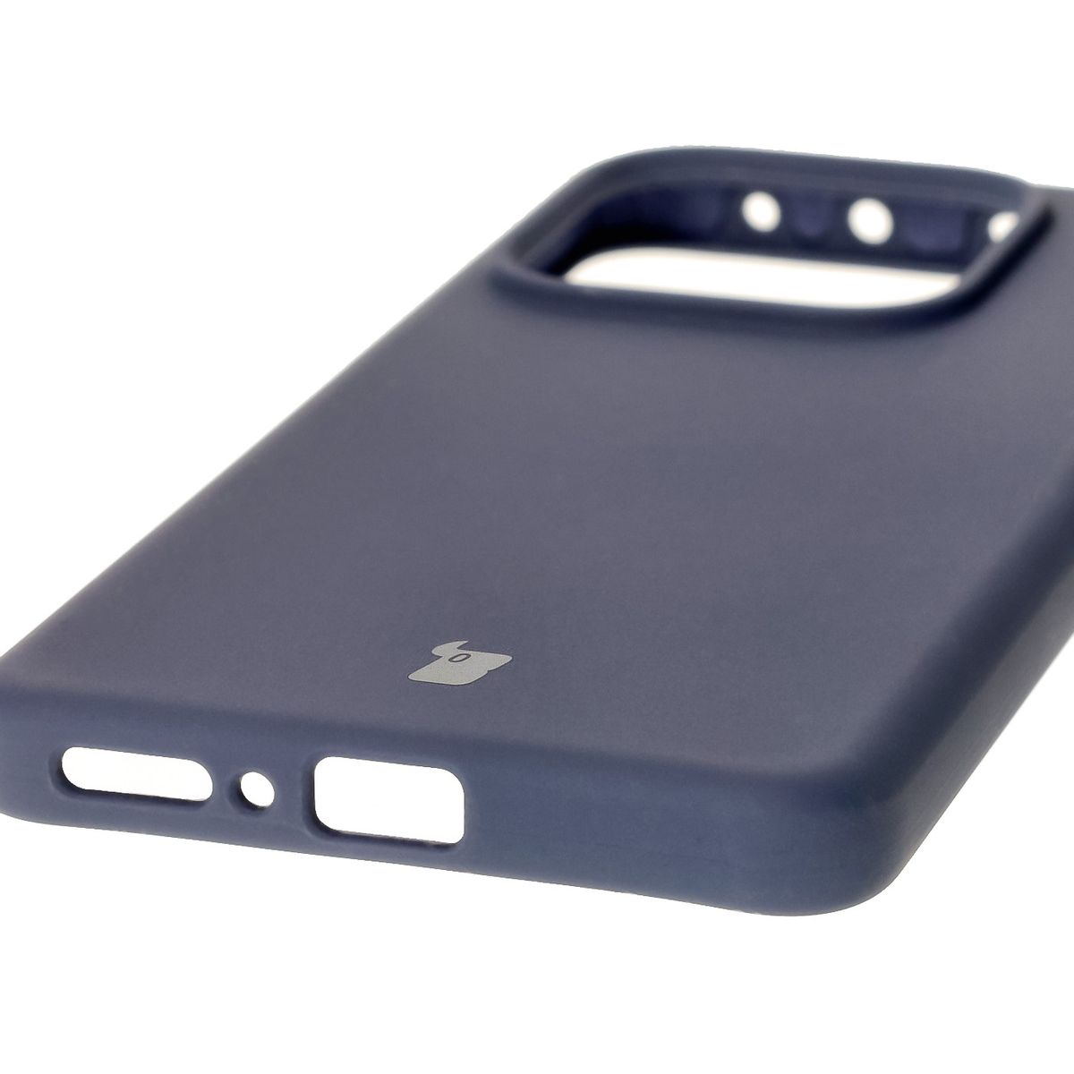 Zbliżenie na precyzyjne wycięcia i możliwość ładowania indukcyjnego w etui Bizon Soft Case