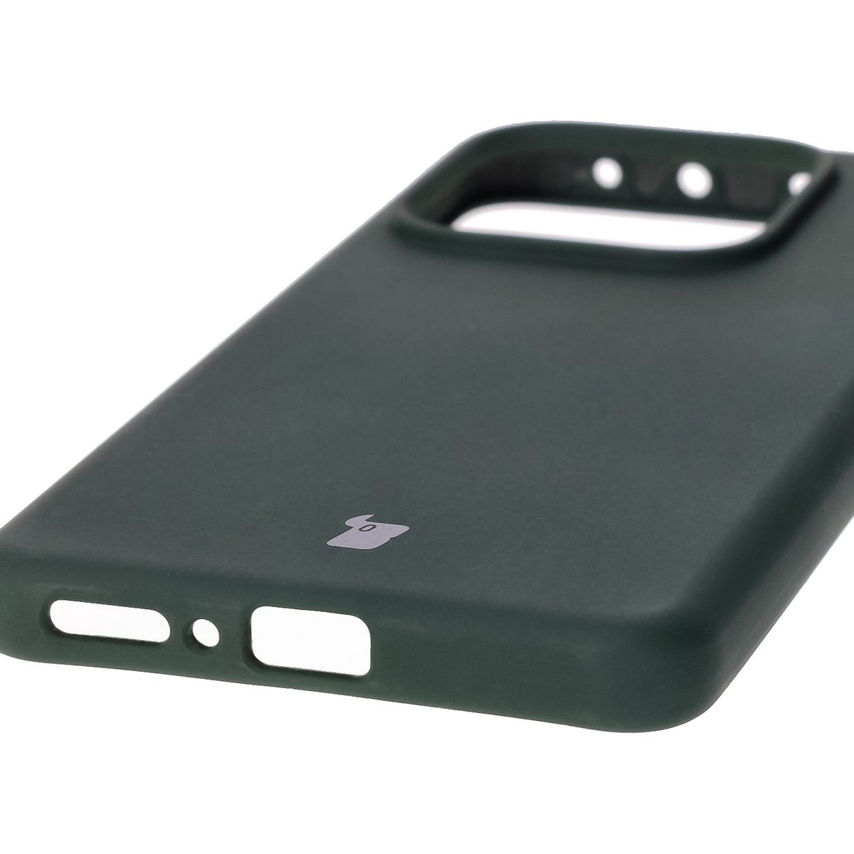 Nahaufnahme der präzisen Aussparungen und der Möglichkeit des induktiven Ladens in der Bizon Soft Case