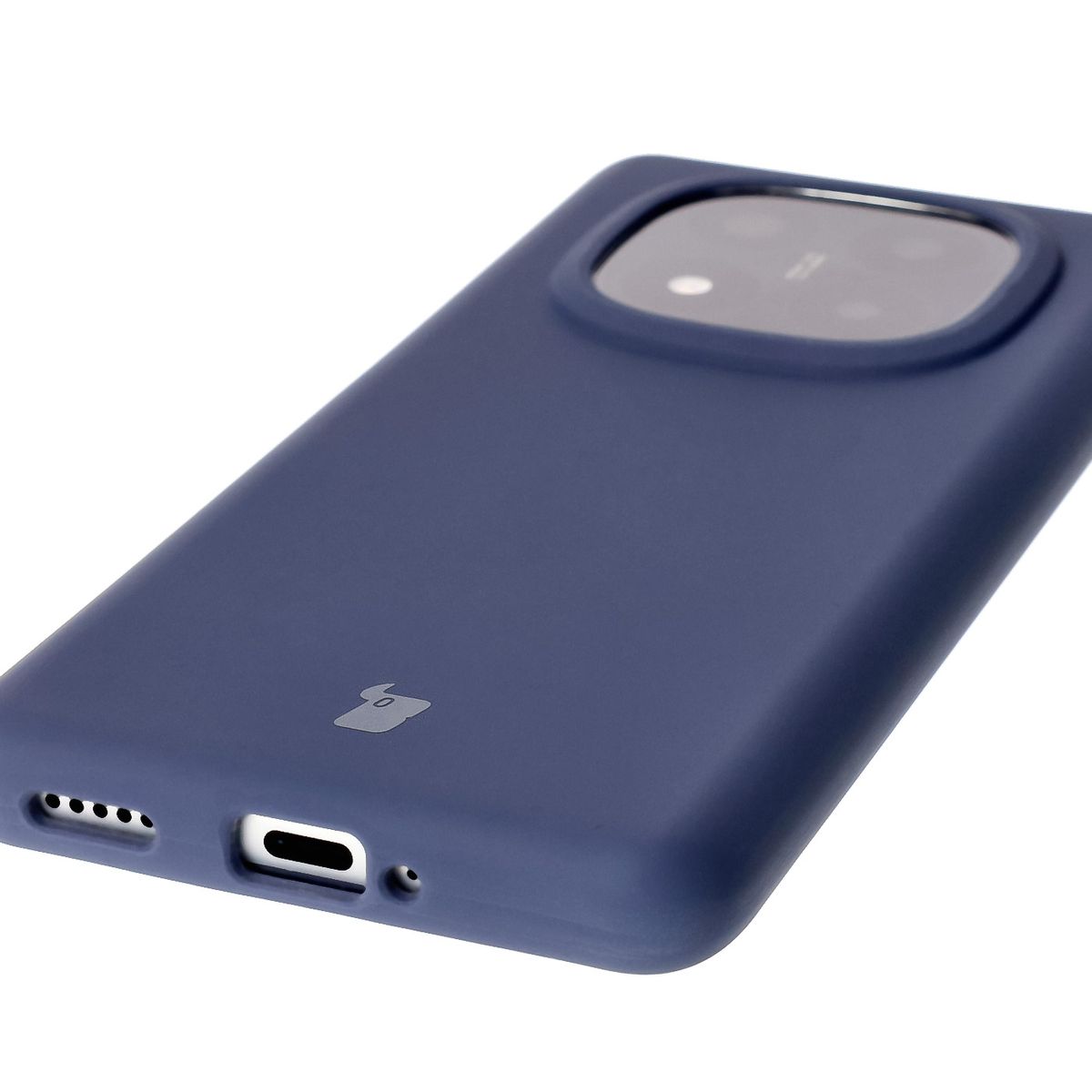 Prim-plan pe decupajele precise și posibilitatea de încărcare wireless în husa Bizon Soft Case