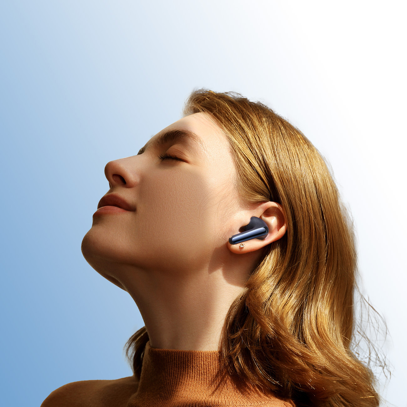 Kobieta w słuchawkach Joyroom Funpods JR-FN2
