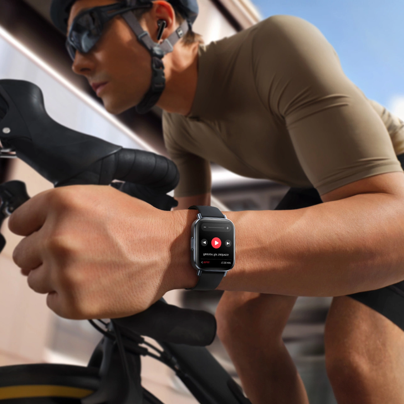 Mężczyzna jedzie na rowerze z założonym Smartwatchem Joyroom Fit-Life JR-FT3S monitorującym aktywność