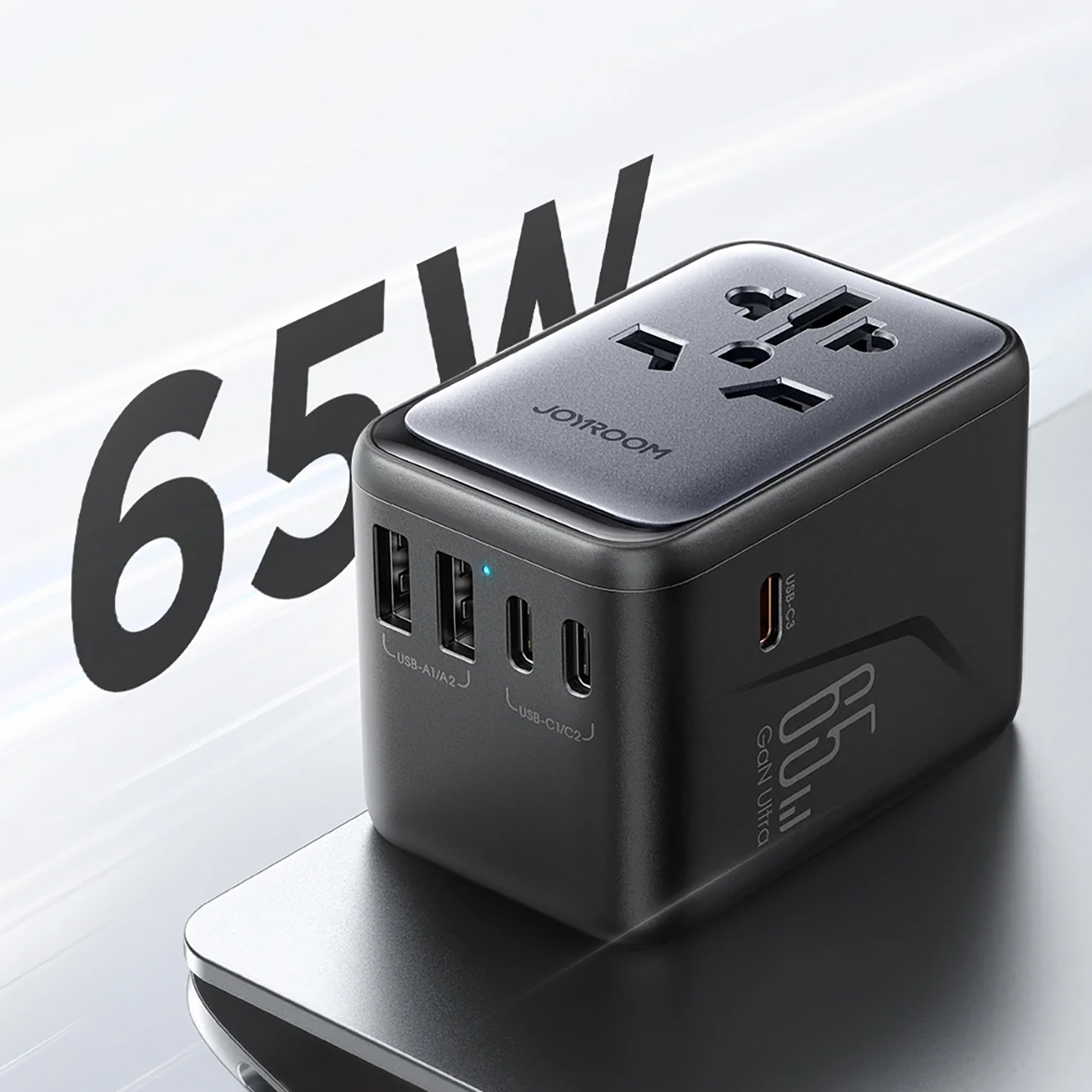 MacBook Pro z leżącym na nim uniwersalnym adapterem podróżnym Joyroom JR-TCW02