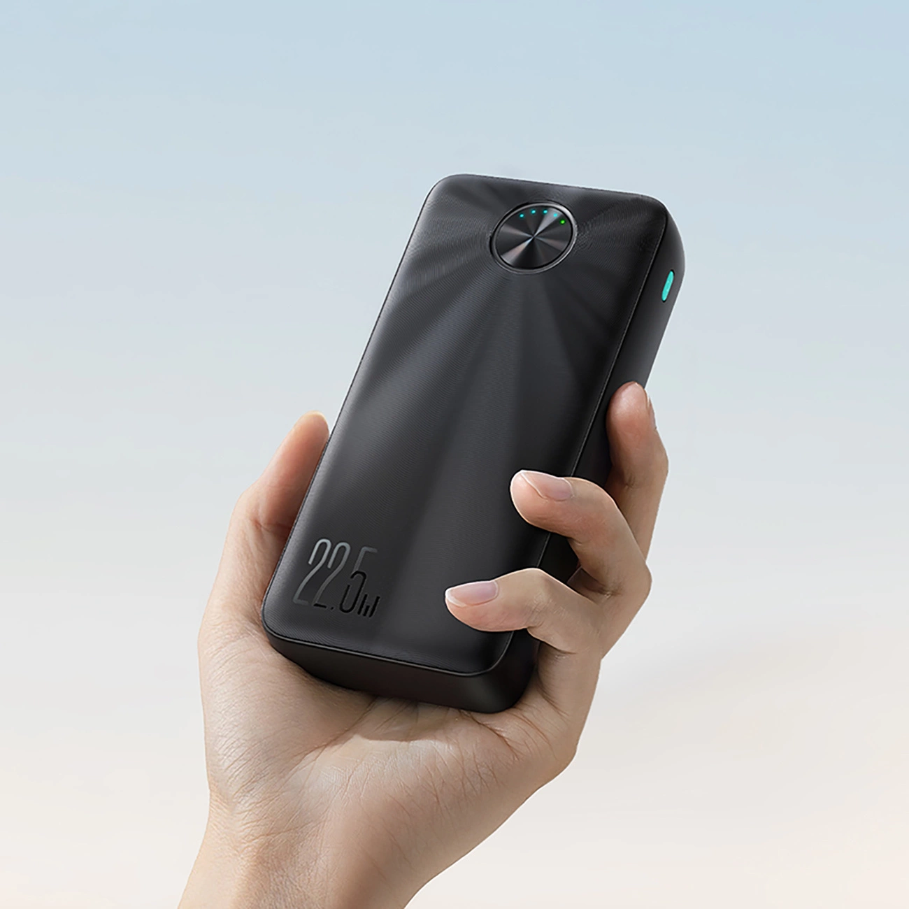 Dłoń trzyma  Powerbank Joyroom JR-PBF16