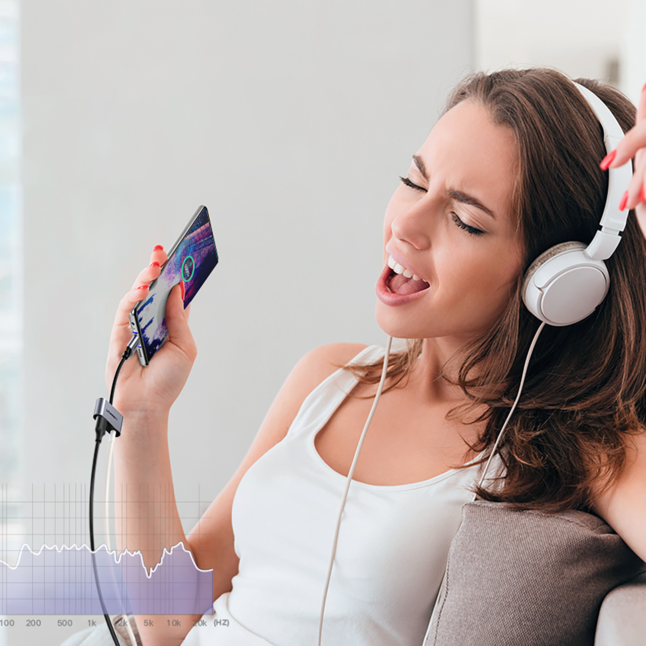 Kobieta słuchająca muzyki używając adaptera Ugreen CM193