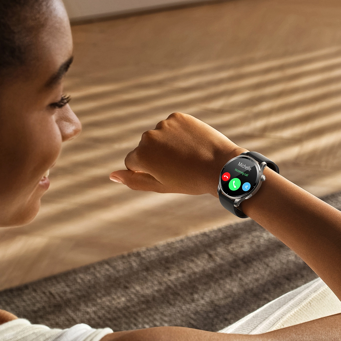 Kobieta odbiera połączenie na Smartwatchu Joyroom Venture Series JR-FV1